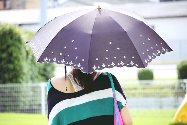 日傘をさす女性