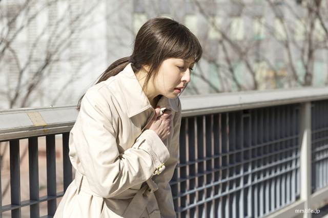 胸が痛む女性