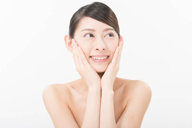 お肌を触る女性