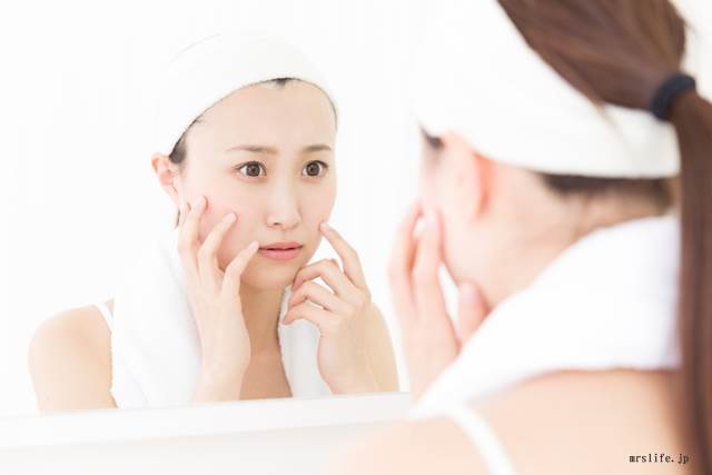 お肌を見る女性