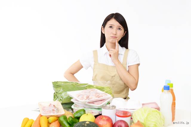 料理作りに悩む女性