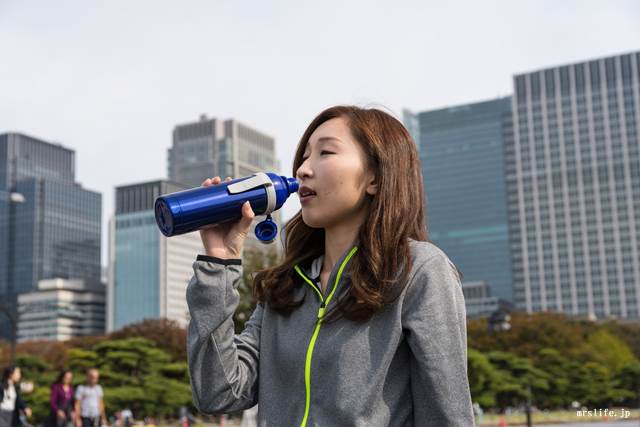 スポーツドリンクを飲む女性