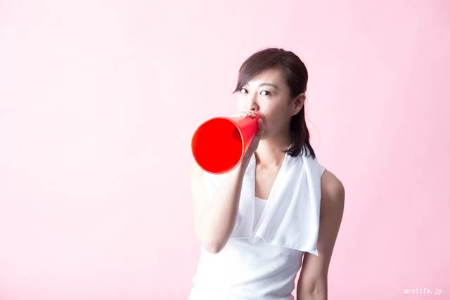 応援する女性