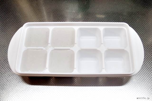 ココナッツヨーグルトが入った製氷皿
