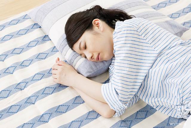 部屋で昼寝する女性