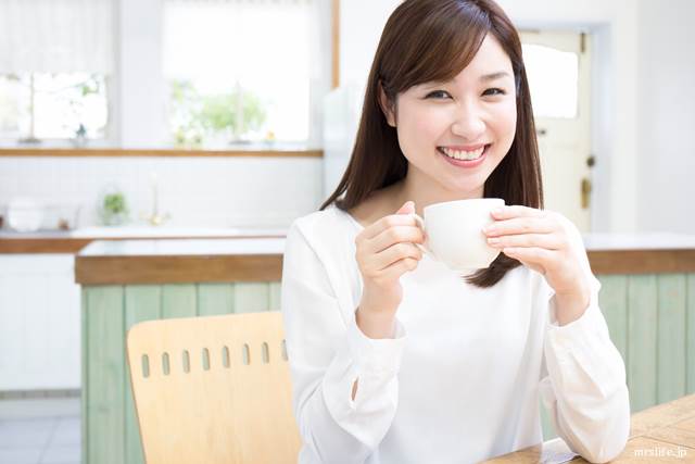 お茶を飲む女性