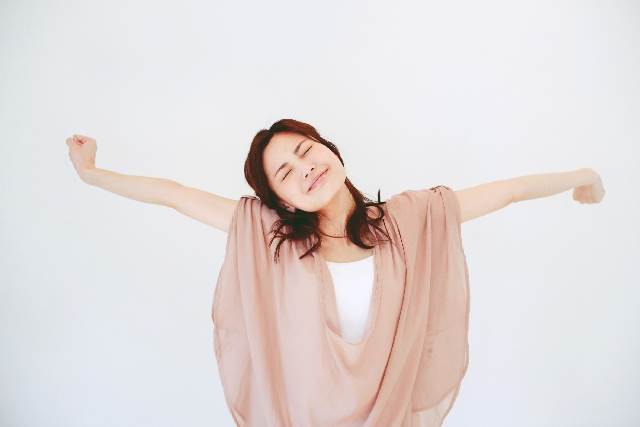 伸びをする女性