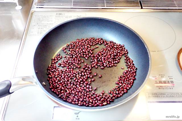 小豆を炒ている様子