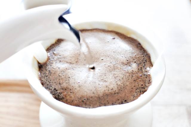 コーヒーを作っている様子