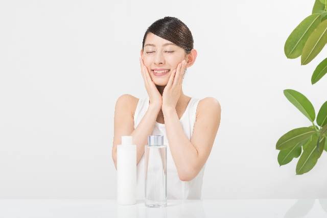 化粧水をつける女性
