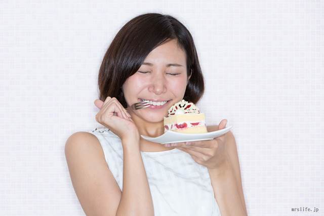 ケーキを食べる女性