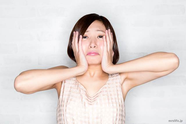 肌のくすみで悩む女性