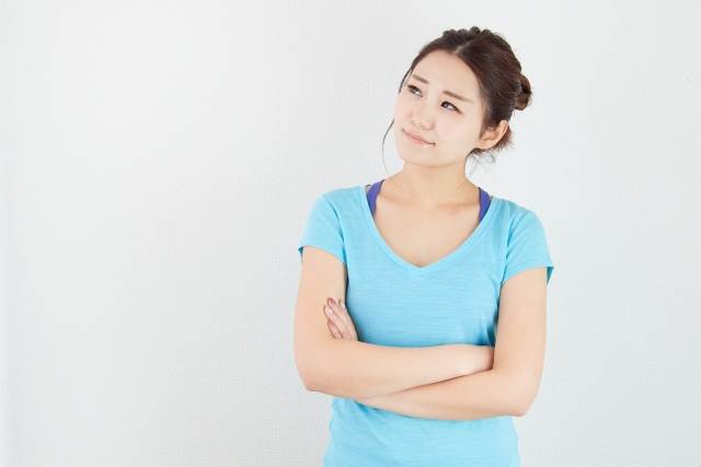悩んでいる女性