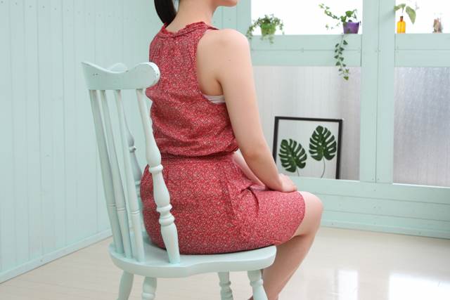 姿勢よく座る女性