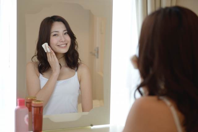 スキンケア中の女性
