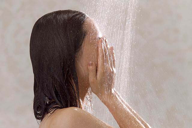 シャワーを浴びる女性