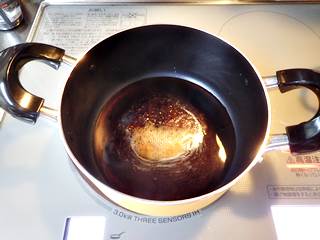 醤油とみりんを鍋でひと煮立ち